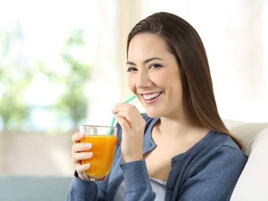 Prepara un rico jugo por las mañanas: Necesitas cuatro naranjas, seis zanahorias, dos cucharadas de polen de abeja, una cucharada de nueces, una cucharada de piñones y una cucharada de miel. Consume esta deliciosa durante dos meses y comenzarás a notar el crecimiento de tus pestañas.