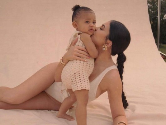 Kylie Jenner habla acerca de su experiencia criando a Stormi