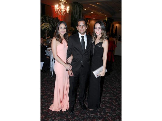 Jennifer y Mario Castillo con Vivi Mourra.