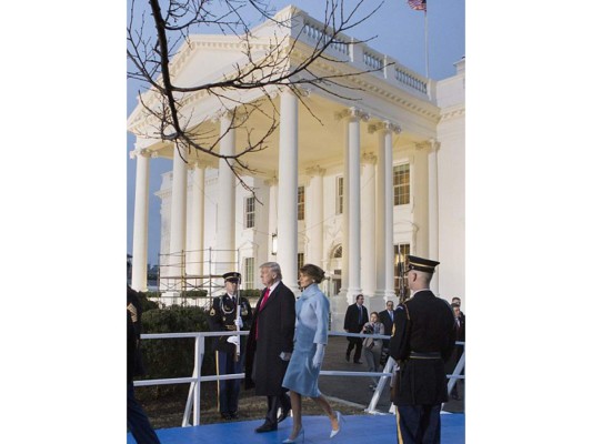 La primera imagen en la que oficialmente Donald y Melania Trump se dirigen a la Casa Blanca como presidente y primera dama
