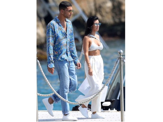 Kourtney Kardashian aparece en Cannes con su nuevo chico