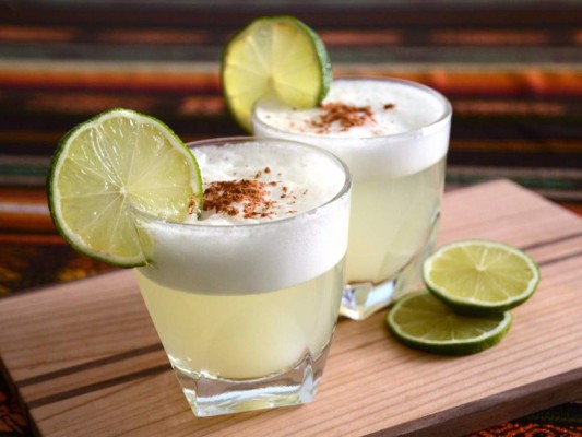 Para hacer un Pisco Sour, ocupas principalmente una coctelera, sino una licuadora, agregamos en ella 3 /4 de pisco, 1 /4 de un vaso de limón, luego ¼ de jarabe de goma y hielo al gusto. Seguidamente se agita hasta lograr una mezcla completamente homogénea, luego se añade una clara de huevo y agitamos. Cuando lo tengamos servido en la copa agregamos una gota de amargo de angostura al centro.