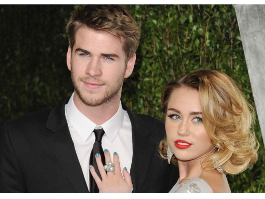 Miley Cirus y Liam Hemsworth cantan para sus fans en Instagram