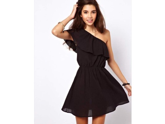 Los vestidos de textura ligera son un must esta primavera y en verano, también. Los puedes arreglar más o menos en función de la ocasión. Si quieres llevarlo a una cita especial, apuesta por las sandalias y si estás de salida con tus amigas con tus tenis