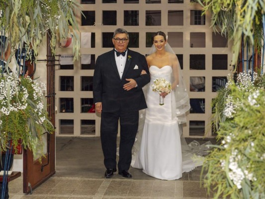Ricardo Bendeck y su hija Rebecca, en la puerta de la iglesia para iniciar su recorrido al altar donde la esperaba ansioso su prometido Constantino Barletta.