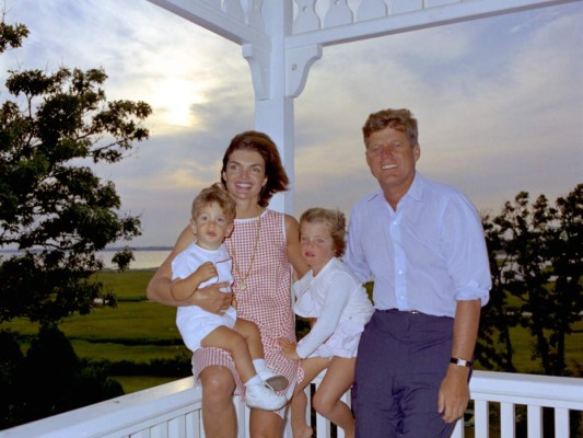 John F. Kennedy Jr. nació el 25 de noviembre de 1960, dos semanas después de la elección de su padre como el 35 presidente de los Estados Unidos.