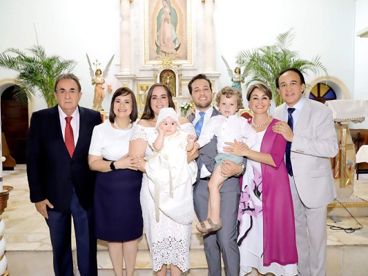 Ana Cristina y Alberto José Scott celebran el bautizo de su hija Mia