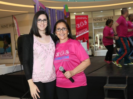 Paola Chinchilla de Grupo Roble y Rosemonde de García de FUNHOCAM (Foto Hector Hernández)