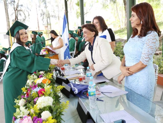 Entrega de títulos DelCampo International School II parte