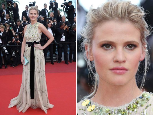Lara Stone en un vestido vaporoso decorado con lentejuelas y pedrería de Prada.