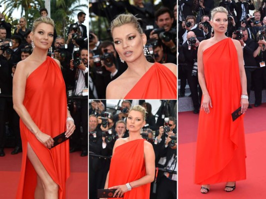 Kate Moss en un brillante vestido asimétrico de Halston. La modelo lució su cabello en un recogido y para sus labios utilizó un tono nude