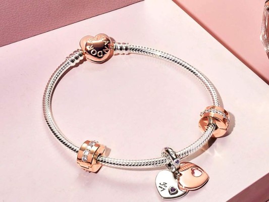 Charmed. Pulsera con charm colgante en plata de ley y Pandora Rose Parte de mi corazón y clip Pandora Rose Sendero Luminoso by Pandora