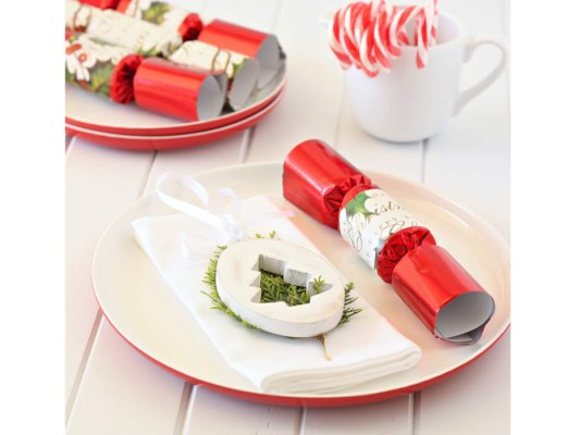 En funcion de tus invitados asì la decoraciòn, en este caso los expertos recomiendan que tengas definido què les gusta a tus amigos, si esto incluye apequeños en la cena, puedes aprovechar con un toque divertido para tus arreglos como este juego de bastoncillos de dulce combinados con arreglos en papel oropel y madera pintada en blanco