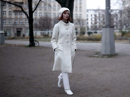 Beth lleva el abrigo con pantalones y gorra blancos. La idea, por supuesto, es expresar que ella es ahora la reina del tablero y que el tablero es el mundo.’