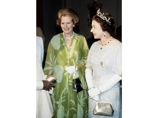 Contexto histórico. Esta temporada de The Crown nos ubica en torno a la era Thatcher, una época compleja para la corona británica y para el mundo. Según los rumores, Isabel II y la primera ministra Margaret Thatcher mantenían relaciones cordiales “de trabajo” pero nunca lograron ir más allá de un gélido trato personal. Aunque tenían la misma edad, sus personalidades eran completamente opuestas, según el documental The Queen and her prime ministers, su relación llegó a ser ‘a veces incómoda’. <br/>