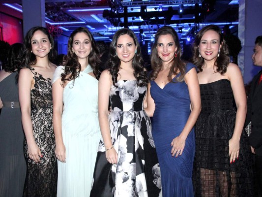 Rozeana Fonseca, Mariene Rosmo, Camile Hawit, Cecilia Rosmo y Adriana Hawit.
