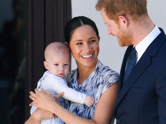 Archie 'claramente ama a África'. El Príncipe Harry está muy contento que Archie le guste África, se adapto rápido al clima y a su gente.<br/>