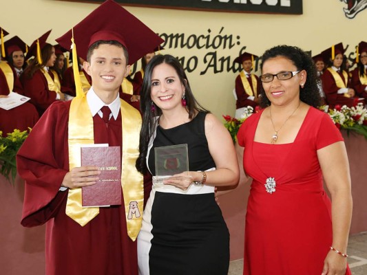 Entrega de títulos Mayan School II parte