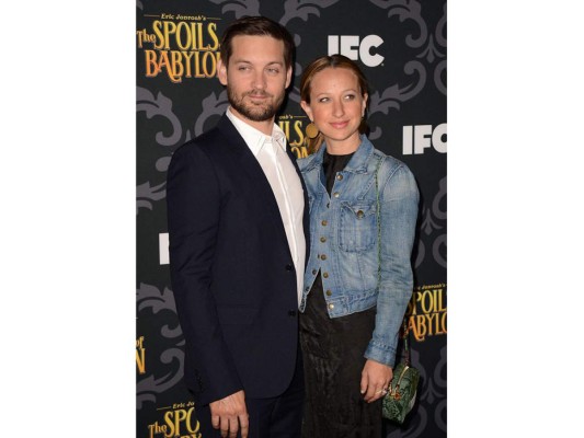 La diseñadora de joyas Jennifer Meyer estaba loca por el actor Tobey Maguire , tanto que una vez se presentó en el set de rodaje de Spiderman para conocerlo. Tiempo despues formaron una relación amorosa.