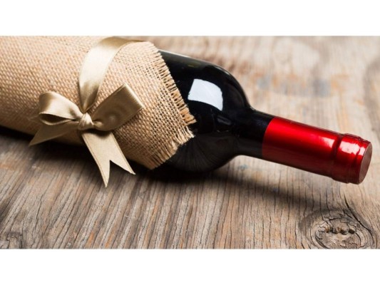 Un vino<br/>Este un acompañante perfecto para cualquier comida y seguramente le encantará a tu ser querido. Además, dependiendo del que es elijas, es económico.