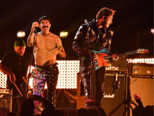 Red Hot Chilli Peppers y Post Malone sobre el stage de los Grammys 2019