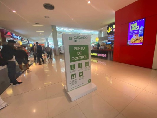 Multiplaza se toma las medidas de bioseguridad muy enserio, es por eso que en cada punto específico se colocaron dispensadores de gel antibacterial y también se lleva a cabo la toma de temperatura.