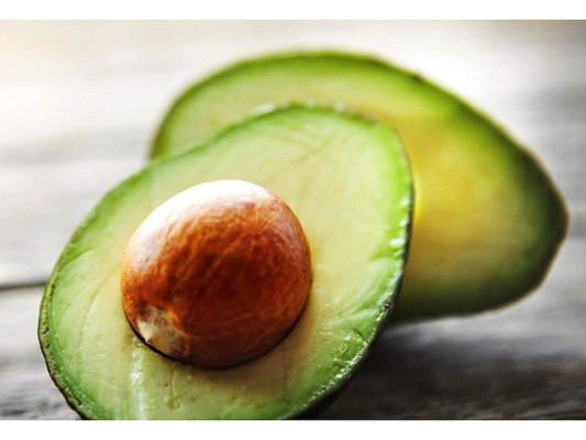 Las grasas saludables son fundamentales para el buen funcionamiento de organismo, de manera particular los alimentos que brillan por su contenido en ácidos grasos Omega 3, se relacionan con grandes beneficios para combatir la inflamación, retención de líquidos y ayudan a regular los niveles de azúcar en la sangre.