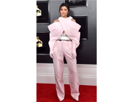 Kylie Jenner<br/>Un atuendo de Balmain y zapatos de Jimmy Choo