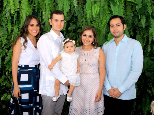 María Fernanda Welchez, Ernesto, Valeria y Elisa Lazarus con Angelo Casco.