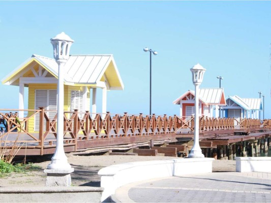 El Muelle Reinaldo Canales, con nuevos brillos espera a los turistas nacionales y extranjeros. Foto: Honduras Tips.