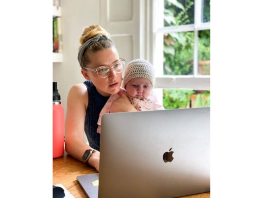 En medio de una batalla legal con Johnny Depp, Amber Hart anunció a través de Instagram en 2021 que le había dado la bienvenida a su primer bebé por vientre de alquiler. 'Hace cuatro años, decidí que quería tener un hijo. Quería hacerlo en mis propios términos. Ahora me doy cuenta de lo radical que es para nosotras como mujeres pensar sobre una de las partes más fundamentales de nuestro destino de esta manera. Espero que lleguemos a un punto en el que se normalice no querer un anillo para tener una cuna', expresó en la red social.
