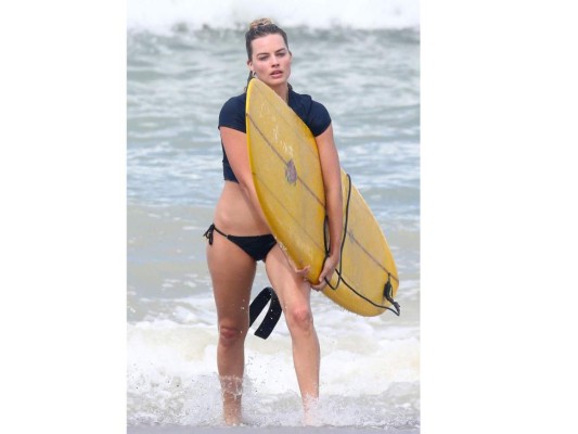 Margot Robbie surfea en Costa Rica