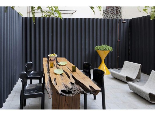 Lo rústico se mezcla con lo moderno en este patio (Foto Filipo Baberghi)