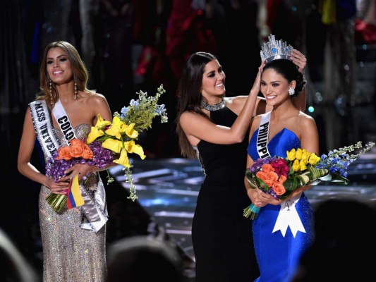 Por error, coronan Miss Universo a Miss Colombia