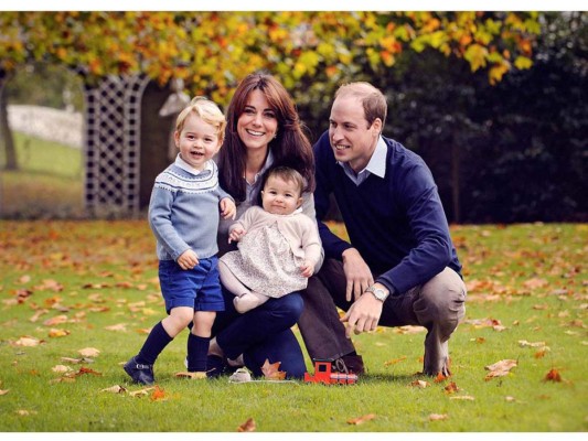 Solo sonrisas! El duque y la duquesa de Cambridge junto a sus hijos en una fotografía tomada en octubre en el palacio de Kensington en Londres.