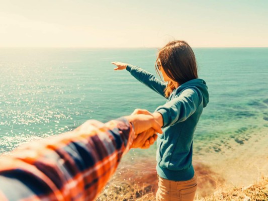 Para atraer el amor<br/><br/>Vierte suficiente agua en una olla y coloca pétalos de rosas rojas y una rama de canela. Deja que hierva y se enfríe. Al final de la ducha, aplícate la infusión de rosas desde la cabeza hasta los pies y deja que se seque en la piel.