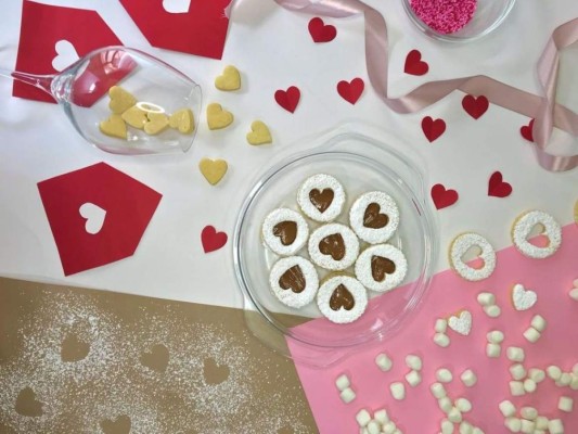 Chilenas, macarons e irresistibles fresas cubiertas de chocolate en @sweetboxtreats.hn.