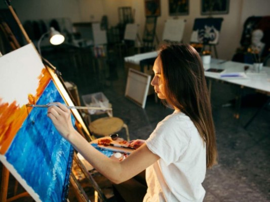 Para aquellas madres con cualidades artísticas la puedes sorprender con un kit completo para pintar o algún cuadro de su artista favorito.