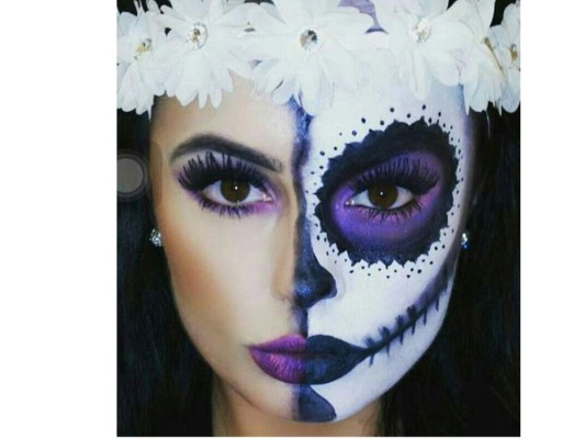 Mitad de la cara con destellos y maquillaje morados con blanco