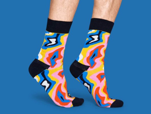 Los calcetines Algunos políticos y personalidades han hecho de esta elección su sello personal. Puedes añadir un punto divertido en tus pies con micro estampado de colores, en forma de bloques o rayas, siempre dependiendo de la ocasión. Sin embargo, un pantalón de vestir en ámbitos formales, va con zapatos negros y calcetines del mismo color que el pantalón (negro, gris o azul marino). Cuanto más delgado es el tejido, más fino (cachemir y seda, ¡un lujo!).Recuerda que los de algodón blanco solo se usan con zapatillas deportivas, nunca te pongas calcetines largos con pantalones cortos, ni cortos con pantalones largos y si el elástico está vencido, tira el par.