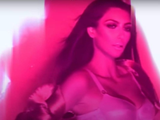 Carrera musical de corta duración<br/>Deseosa de agregar otra cuerda a su arco, Kim incluso probó suerte en una carrera musical, y en 2011 lanzó su sencillo debut, Jam (Turn It Up). La canción fue producida por el exitoso fabricante de discos The Dream, que ha trabajado con personas como Rihanna y Beyonce, pero no logró llegar a las listas de éxitos.<br/>