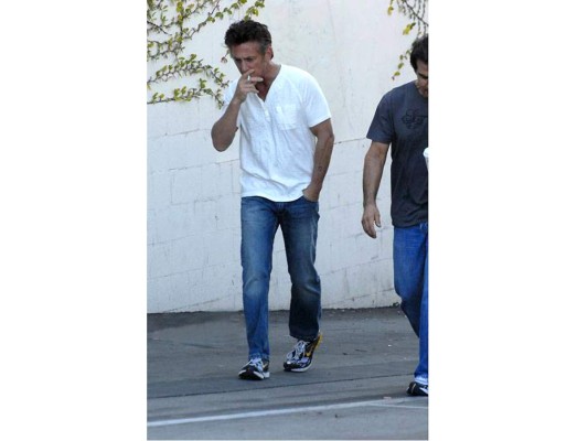 Los médicos ya le advirtieron a el ex esposo de Madonna, Sean Penn, los riesgos si sigue fumando, pero parece que no le interesa sus opiniones.