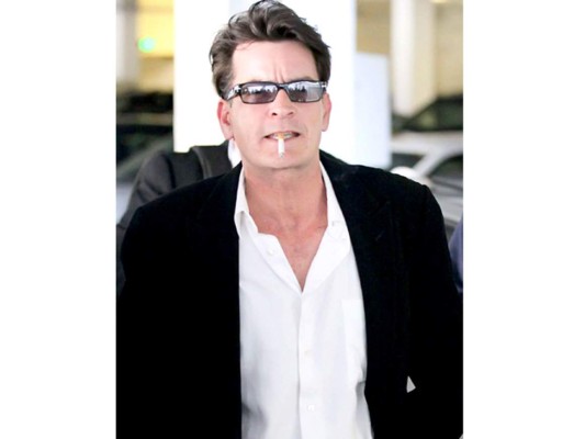 Charlie Sheen: El controvertido actor tiene problemas de drogas, alcohol y no puede dejar de fumar cigarrillos.