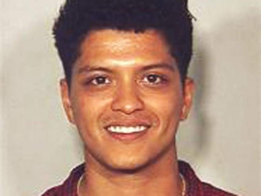 Bruno Mars <br/> fue arrestado en septiembre de 2010, justo cuando su primer sencillo, 'Just the Way You Are' fue lanzada. A pesar de ser acusado de posesión de cocaína, mostró una gran sonrisa por su fotografía policial.