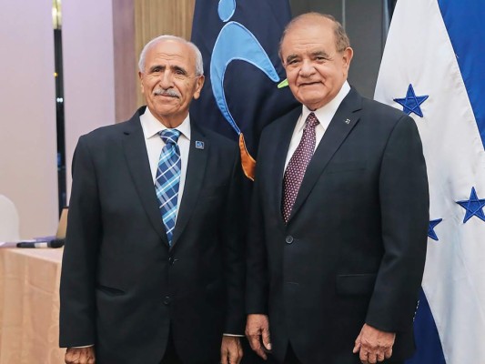 Fuad Faraj, presidente de la asociación, con Alberto Díaz Lobo, homenajeado de la noche. Fotos: Melvin Cubas.