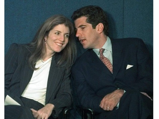 Sus descendientes Caroline y John F. Kennedy Jr. permanecieron dentro de los reflectores Caroline siguió la carrera política de su padre y 'John John' se dedicó al derecho y al periodismo. Desafortunadamente el descendiente varón del presidente perdió la vida en un accidente de avión el 16 de julio de 1999 en el Océano Atlántico junto a su esposa Carolyn