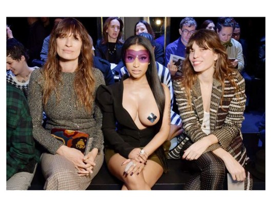 Nicki Minaj expone su pecho en la Semana de la Moda de París