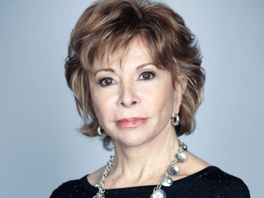 Isabel Allende. Cuando de mujeres hispanas se trata, Isabel es una de las que más brilla y sobresale por sus obras literarias, pues es la escritora latina más leída en el mundo. La mezcla entre fantasía y realidad hacen de sus escritos una lectura placentera, algo que los lectores no se pueden resistir. El cuaderno de Maya y La casa de los espíritus siguen siendo de sus libros más reconocidos.