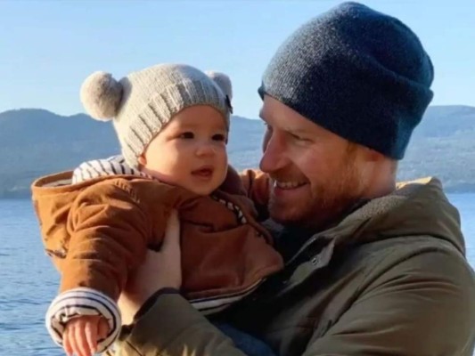 Recapitulando todo el 2019, para el último día del año difundieron en redes sociales un video muy lindo del príncipe Harry junto a su pequeño hijo.