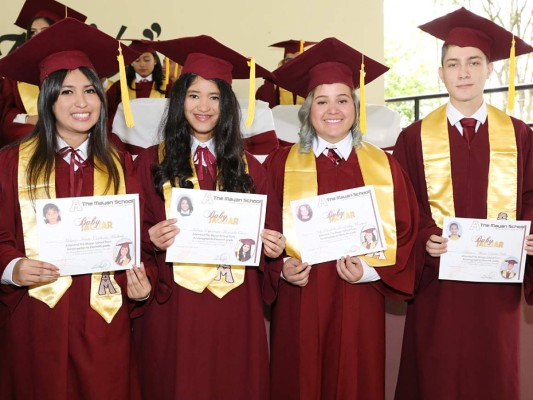 Entrega de títulos Mayan School II parte